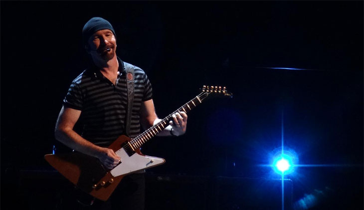 Bild zu: The Edge erhält 'Les Paul Spirit Award'