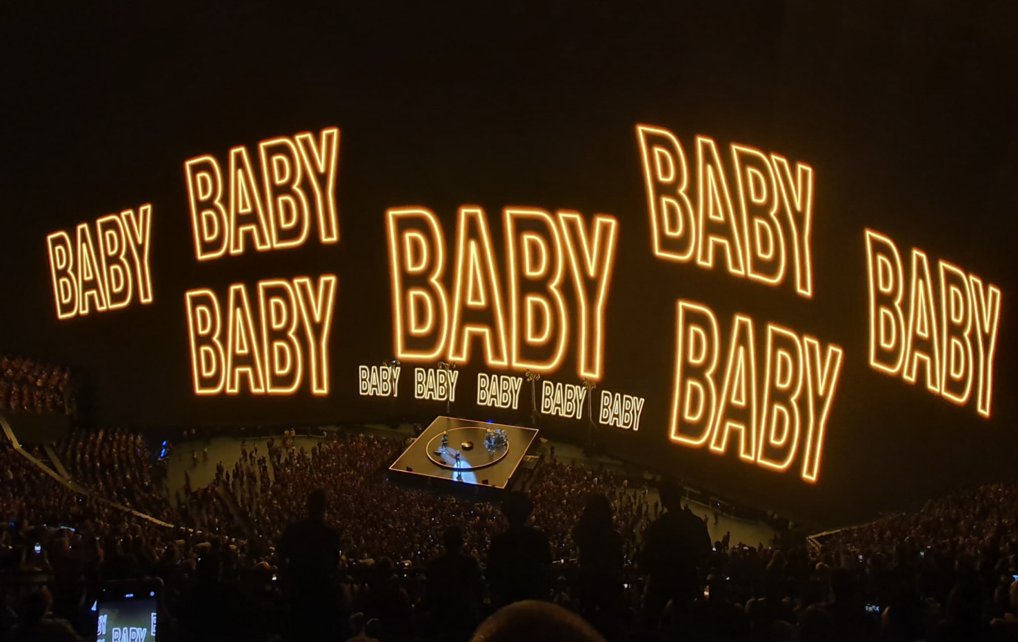 Bild zu: Schaltung zu U2 nach Las Vegas während der 66. Grammy Awards